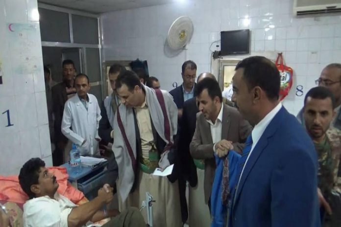 وزير الصحة ومحافظ حجة يتفقدان جرحى الجيش واللجان بالمستشفى الجمهوري بالمحافظة
