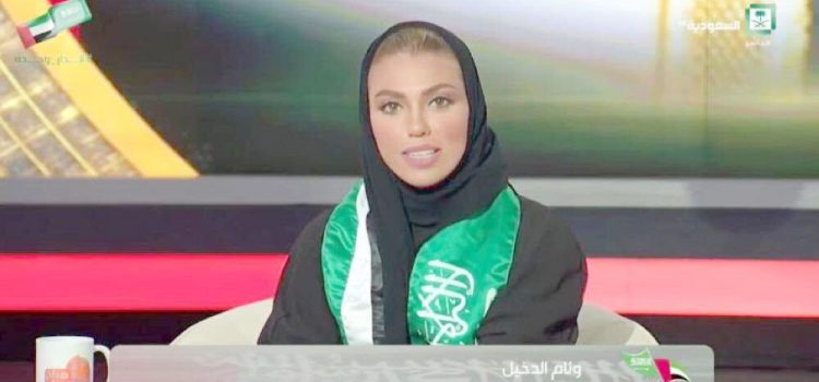 شاهد بالصورة .. مذيعة سعودية تشعل مواقع التواصل الاجتماعي بسبب ظهورها بهذا الشكل على تلفزيون السعوديه
