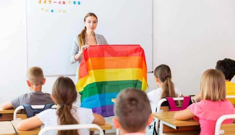 توجيهات من الرئيس لوزارة التعليم بإلزام المدارس بمعاملة الطلاب الذين يعانون من الهوية الجنسية كأنهم من الجنس الآخر واعطاءهم الحرية الكاملة في ممارسة الشذوذ والمثلية